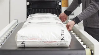 AVENTUS FFS Säcke auf dem Förderband für Verpackungsversuche
