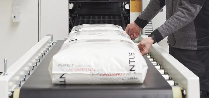 AVENTUS FFS Säcke auf dem Förderband für Verpackungsversuche