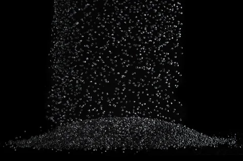 Free flowing black plastic granules