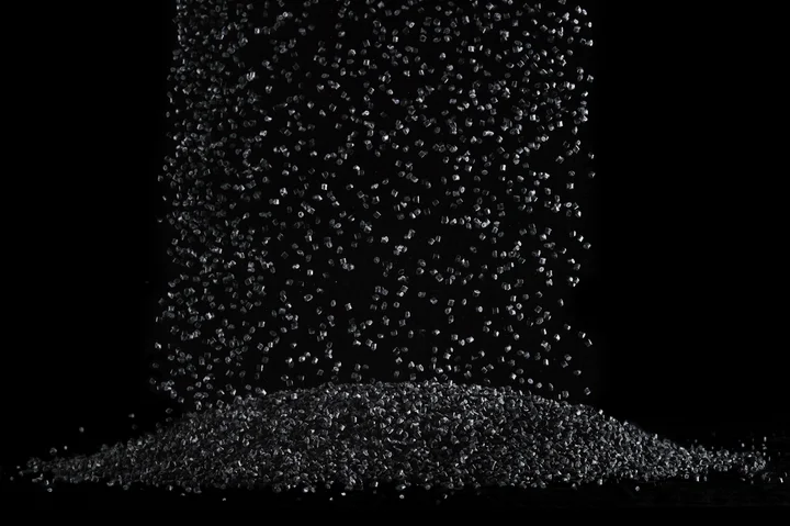 Free flowing black plastic granules
