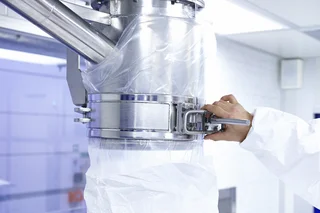 Fastening a big-bag sack at the filling station