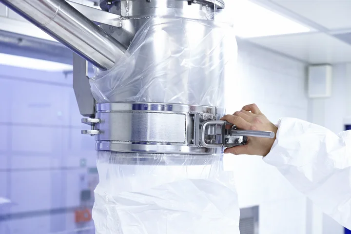 Fastening a big-bag sack at the filling station