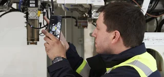 Visual assistance carried out by a service technician