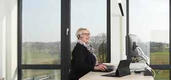 AVENTUS als Arbeitgeber: Mitarbeiterin von AVENTUS im Büro vor dem Rechner