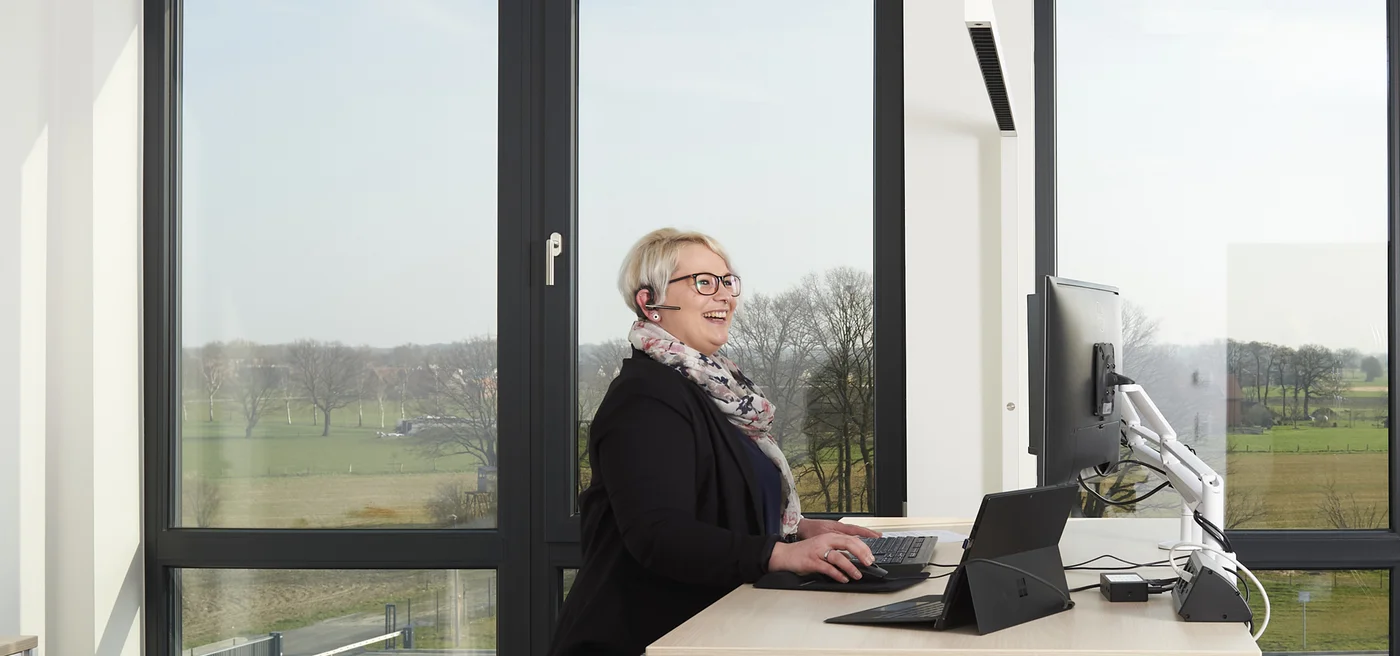 AVENTUS als Arbeitgeber: Mitarbeiterin von AVENTUS im Büro vor dem Rechner