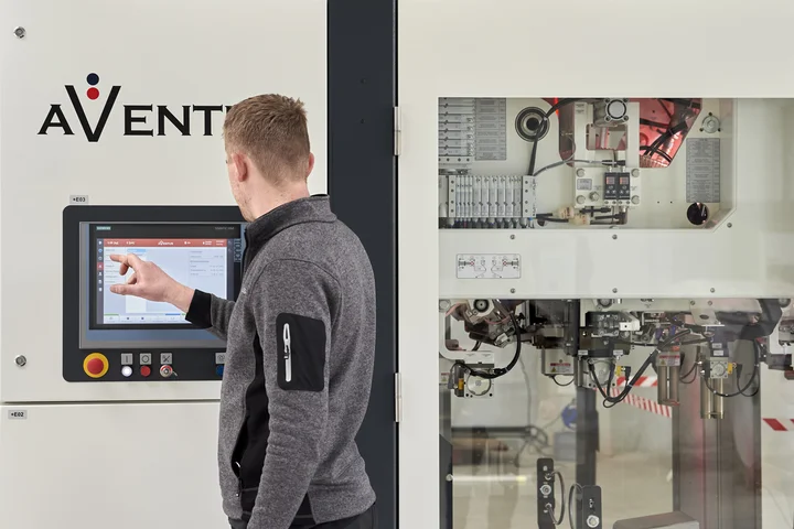 AVENTUS employee performs settings on the operator screen of the FFS filling machine TOPAS SF
