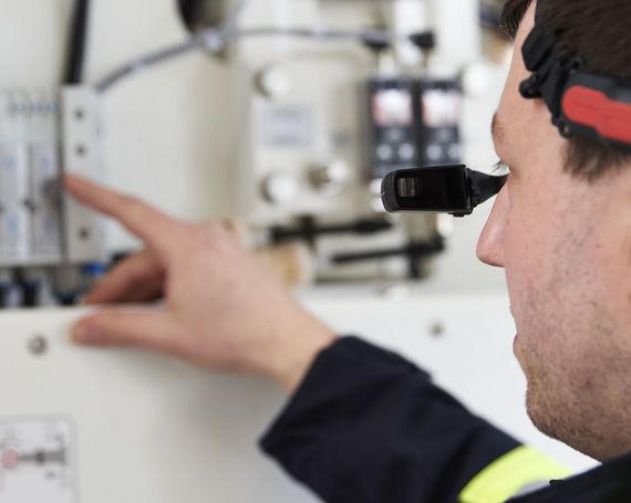 Remote Service: Störungsbeseitigung bei Verpackungsanlage mithilfe von AVENTUS Visual Assistance