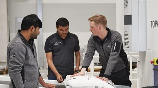 AVENTUS Mitarbeiter in der Produktionshalle