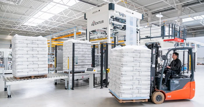 Forkstaplet unloads palletized FFS bag stacks from the ARGON hood stretcher